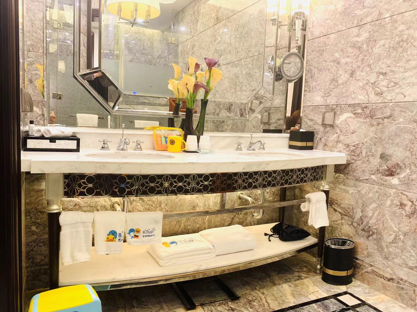 B-DUCK黄鸭亲子家庭套房（享大客厅，黄鸭玩偶陪伴）