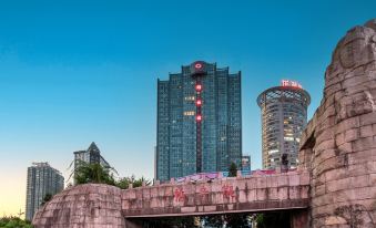 iu hotel (Chongqing Guanyin Bridge Pedestrian Street Metro Station)