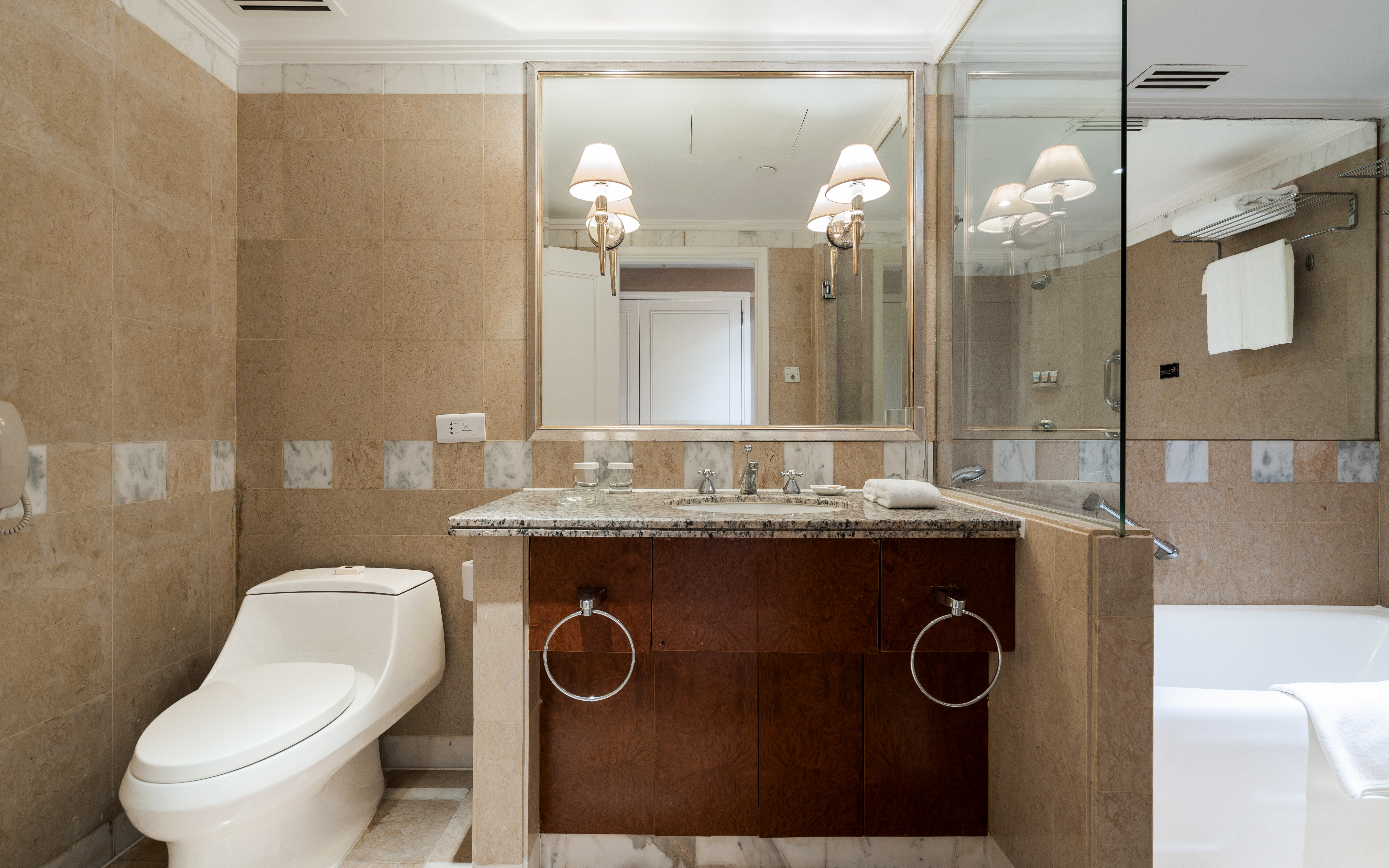 高级大床房「地毯+小冰箱+浴缸」