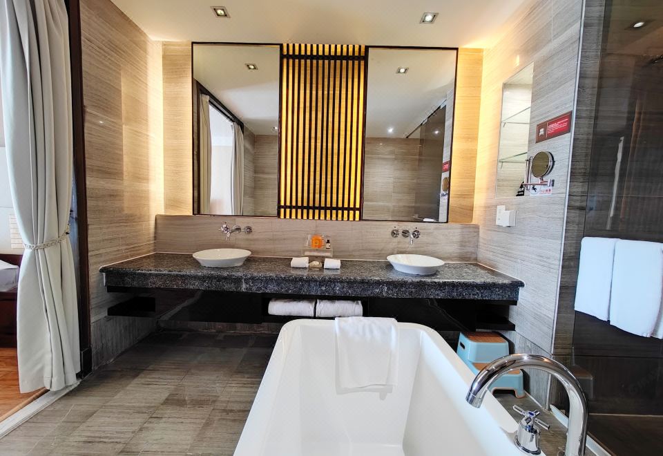 森林亲子大床房（落地窗+阳台+浴缸+扭扭车+滑梯）