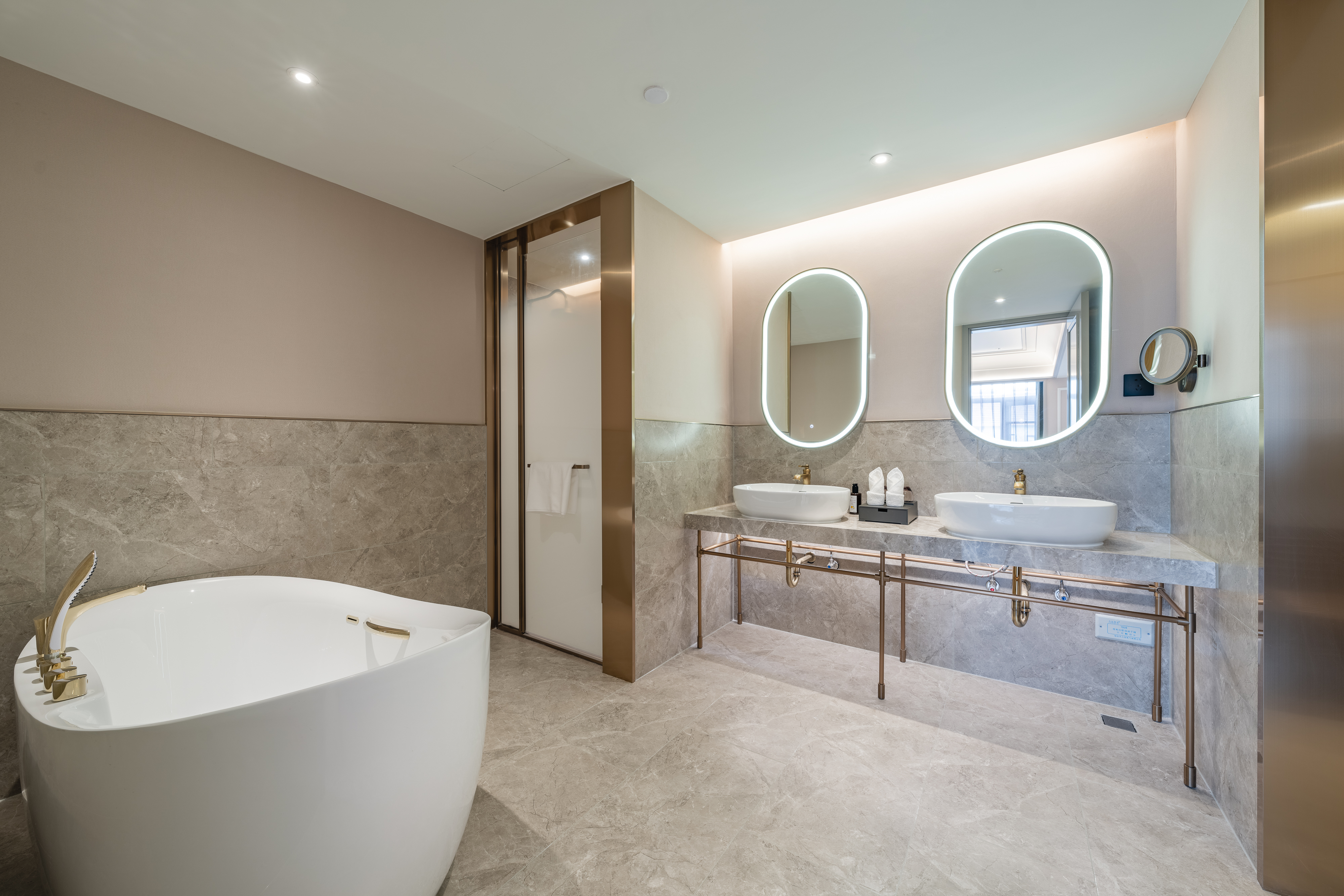 美仑套房（智能马桶+浴缸+梳化床）