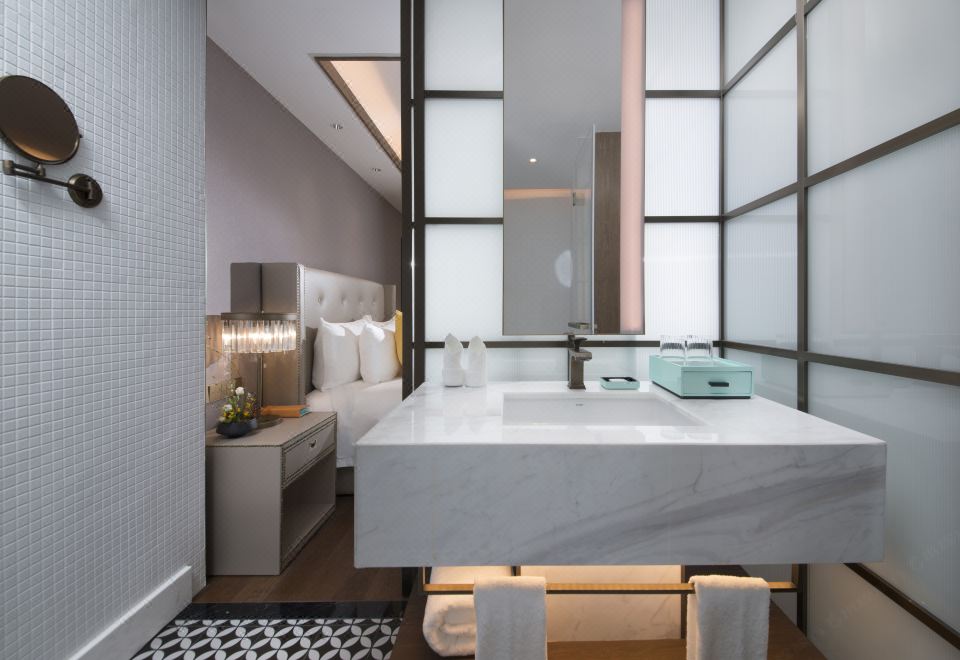 Hangzhou SENBO Nature Park and ResortDeluxe Lake-view Room