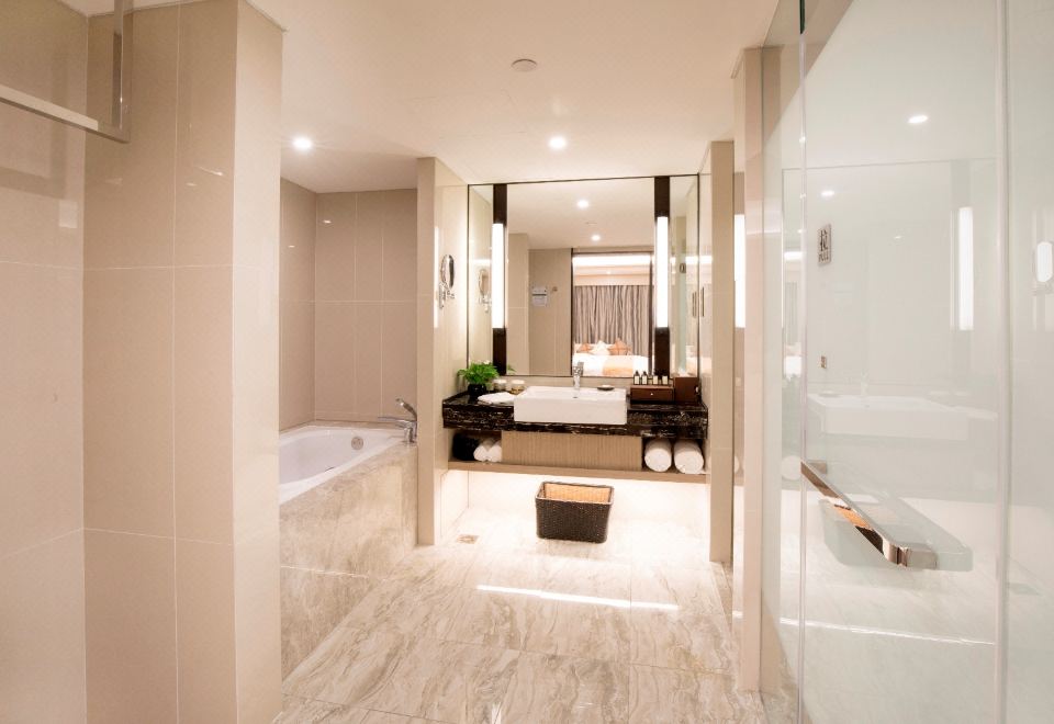 Pine City Hotel ShanghaiSuperior King Suite