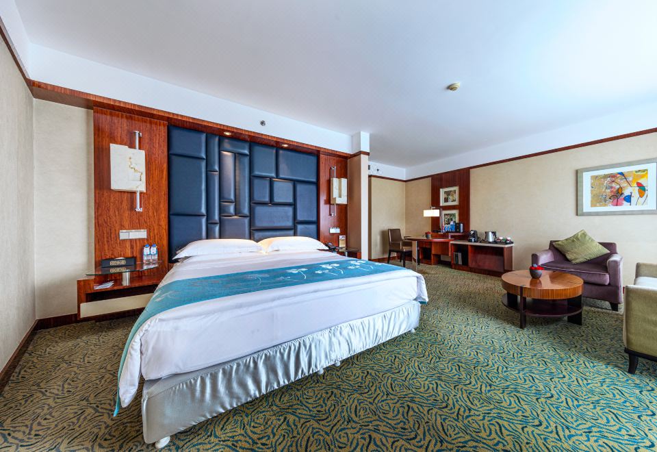 Kuntai Royal Hotel BeijingExecutive Queen Room