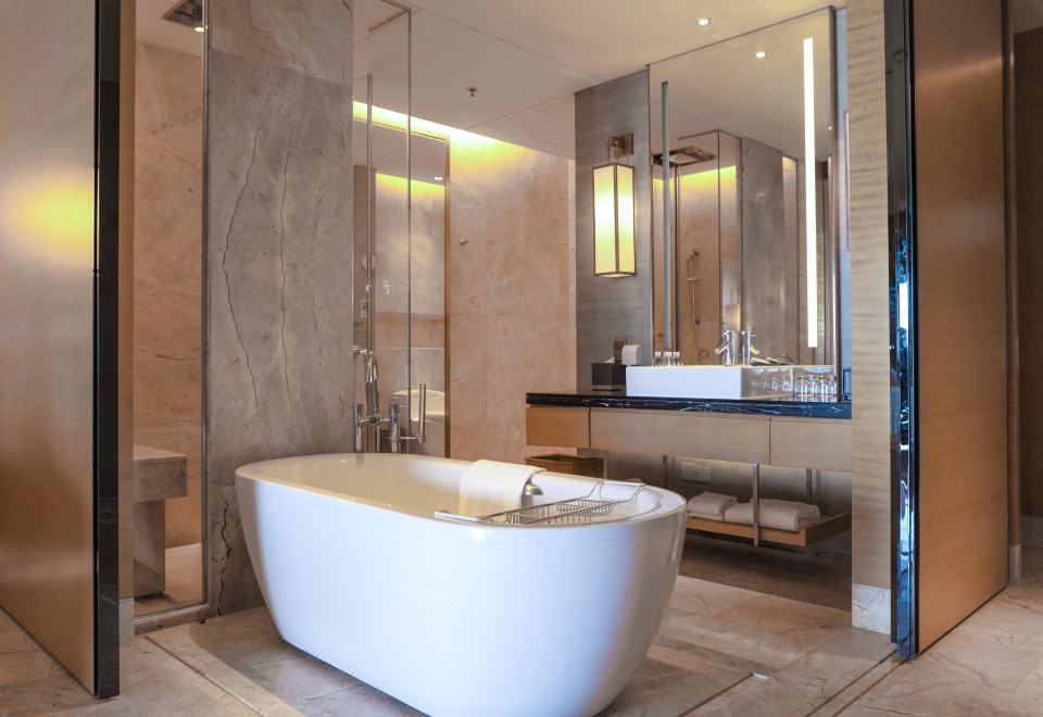 豪華海景大床房丨觀瓊州海峽·浪涌云舒