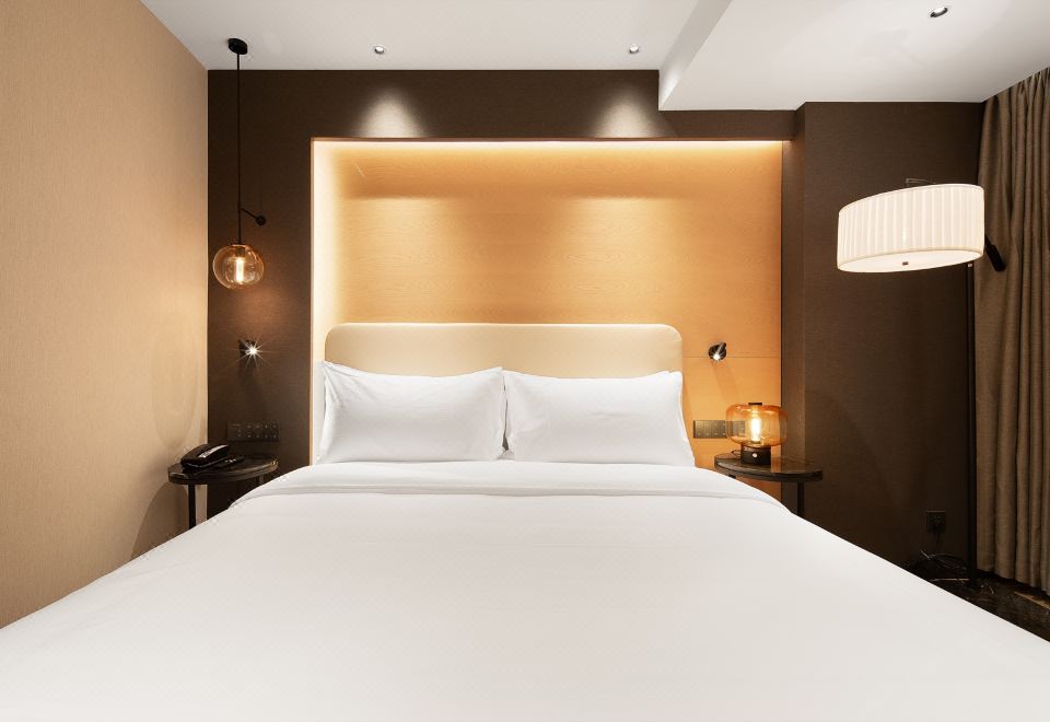 轻奢精选大床房（休闲办公+迷你冰箱+裸眠床品）