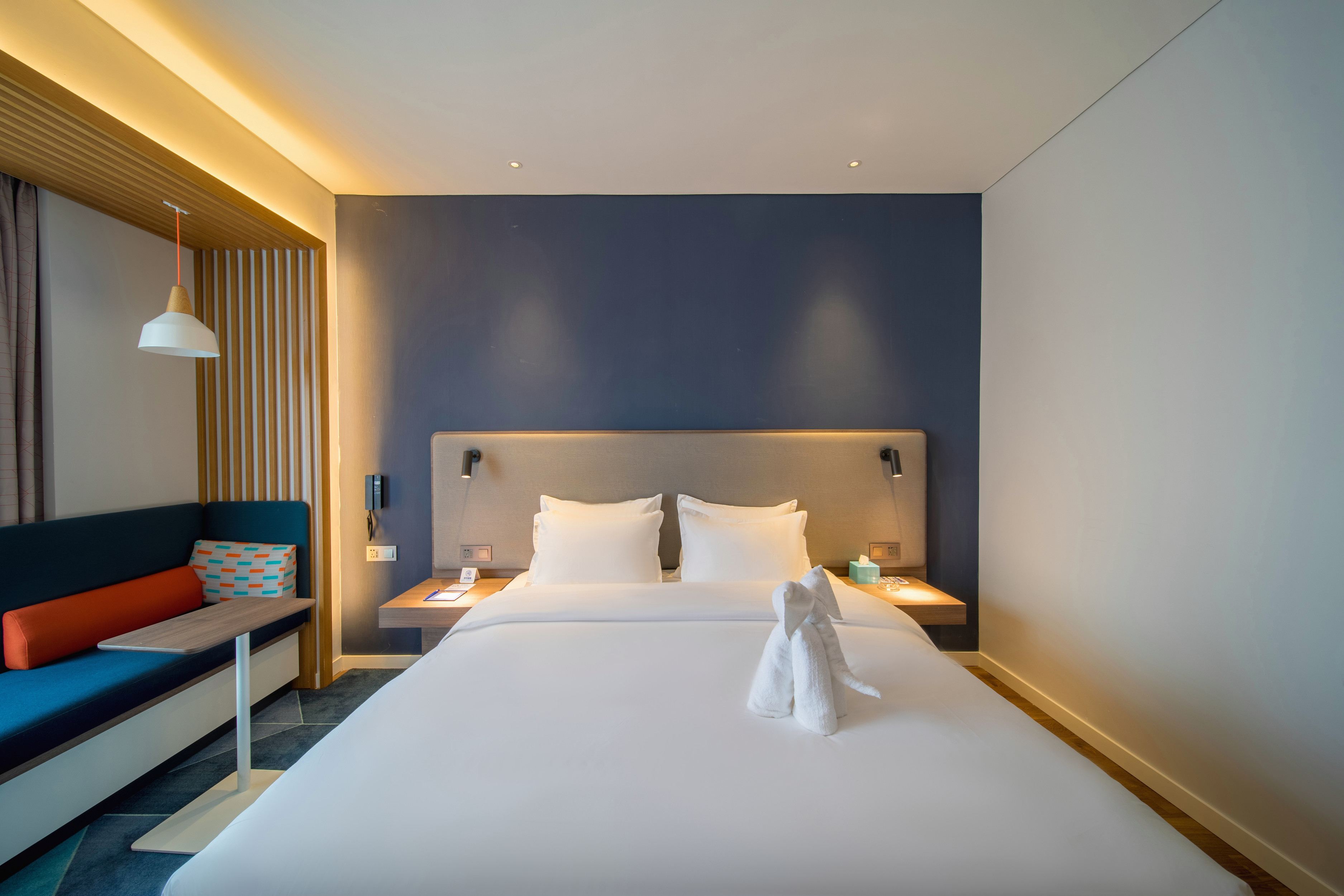 智选高级大床房（舒达床垫+办公桌椅+全身镜）