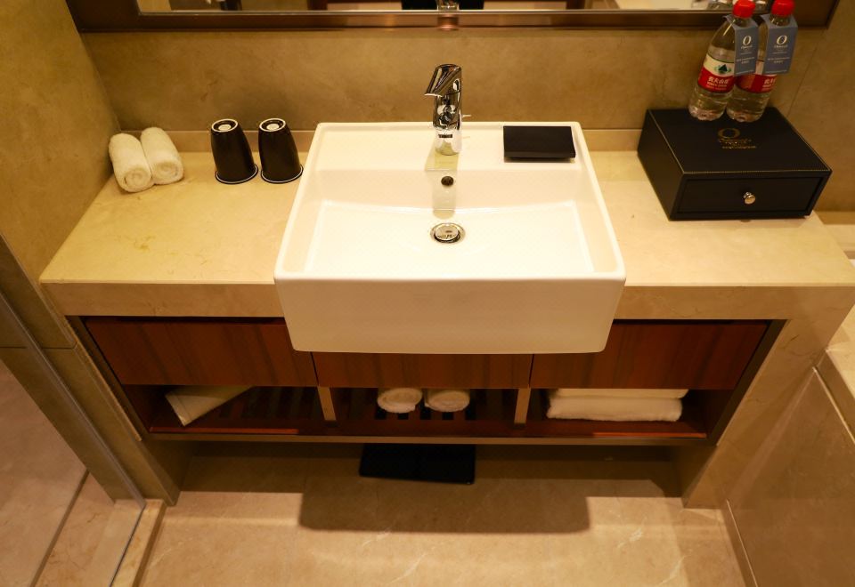 Oakwood Premier TongluStudio Deluxe Twin