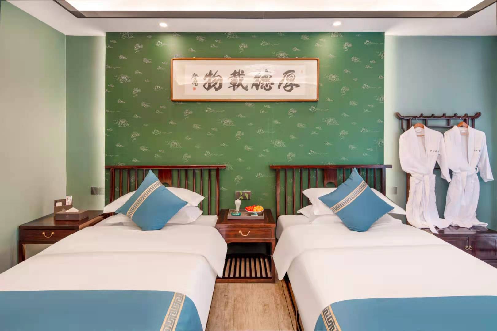 新中式标准间（席梦思乳胶床垫+蚕丝被芯+亲肤布草）