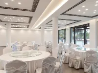 Trip.com Group Country Retreats (Dihua Earth-house Joint Resort) Hotels in Danfeng