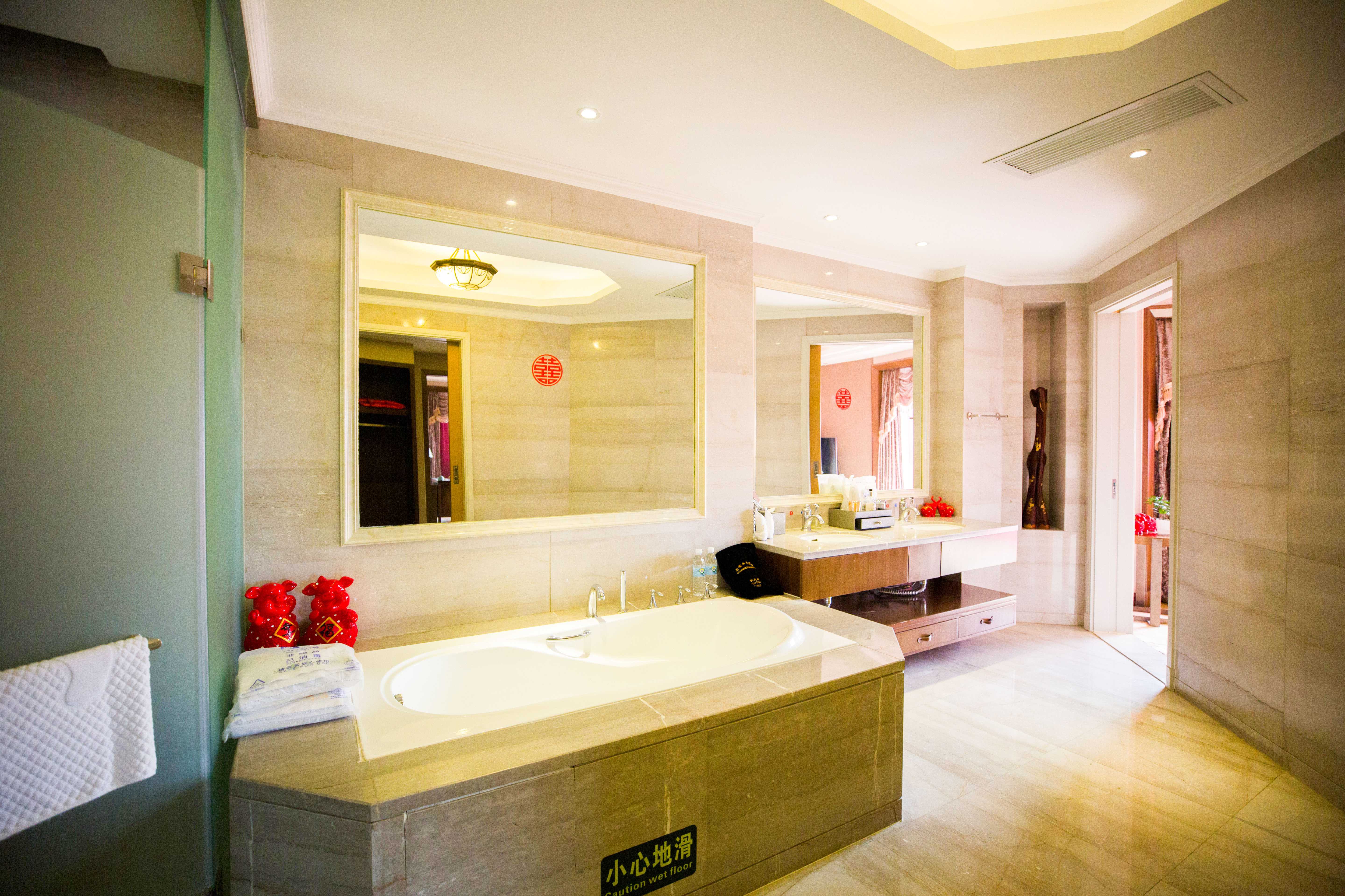 玻璃悬索奇观豪华套房