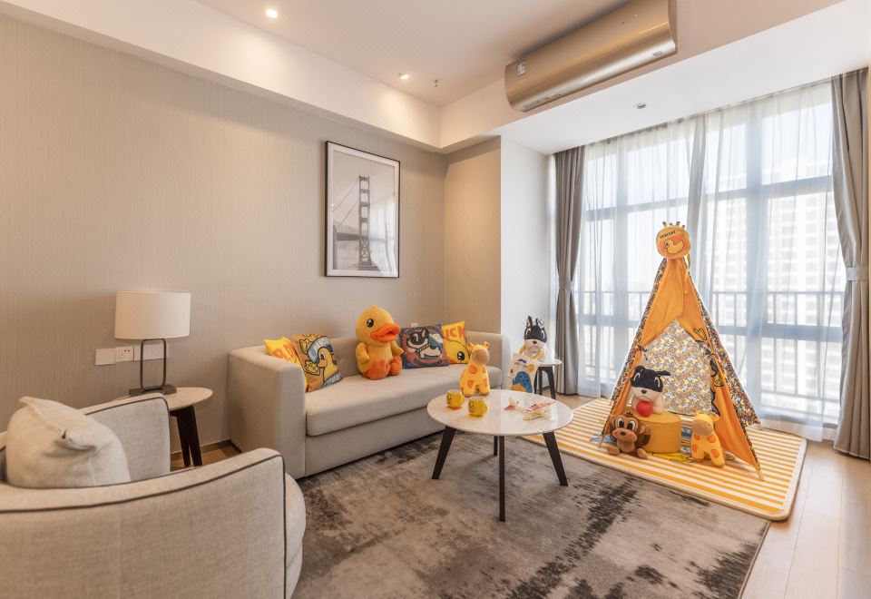 Somerset Haizhu Centre GuangzhouBduck Little Yellow Duck Connecting Three-Bedroom Suite (Washing Machine + Kitchen + Two Bathrooms)