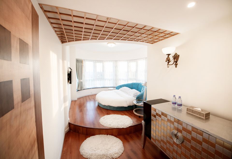 白宫（私人KTV+泳池+独立厨衞+汤泉泡池）