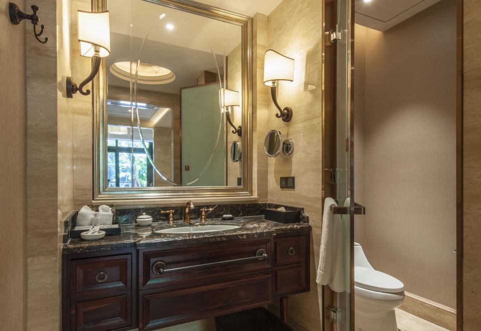 泳池别墅豪华池畔大床房