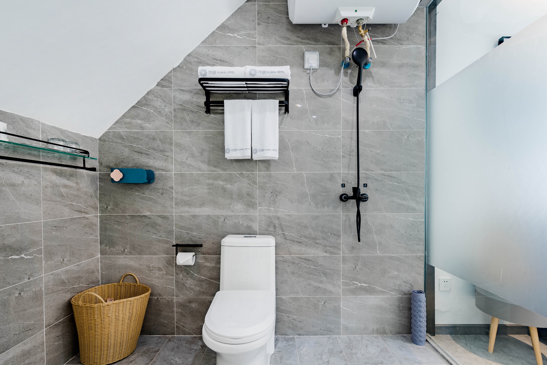 观海loft家庭房（全景飘窗+休闲桌椅）