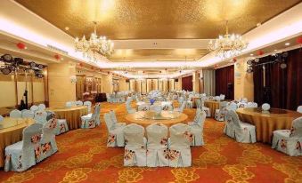 The photo depicts a wedding taking place in the ballroom of Hotel Belvedere, captured by a photographer from Person's Estate and Event at Kela Hotel