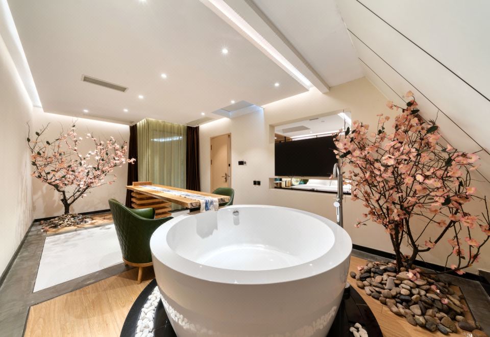 九重·私享靜謐浴缸大床房（泡浴觀影+智能馬桶+零壓床墊）