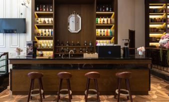 The restaurant's bar is adorned with a diverse selection of distinctive stools, creating an elegant atmosphere at James Joyce Coffetel Hotel (Guangzhou Beijing Road Metro Station Pedestrian Street)