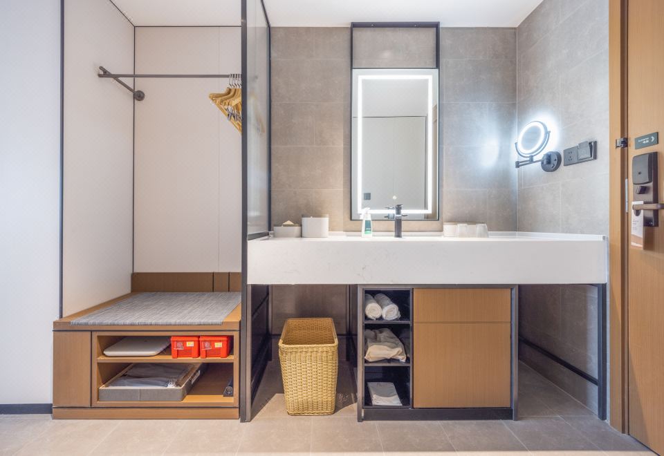 Jimu Double Bed Room (Mini Fridge + Bathrobe + Mobile Screen Casting + Electric Curtains + Smart Toilet)