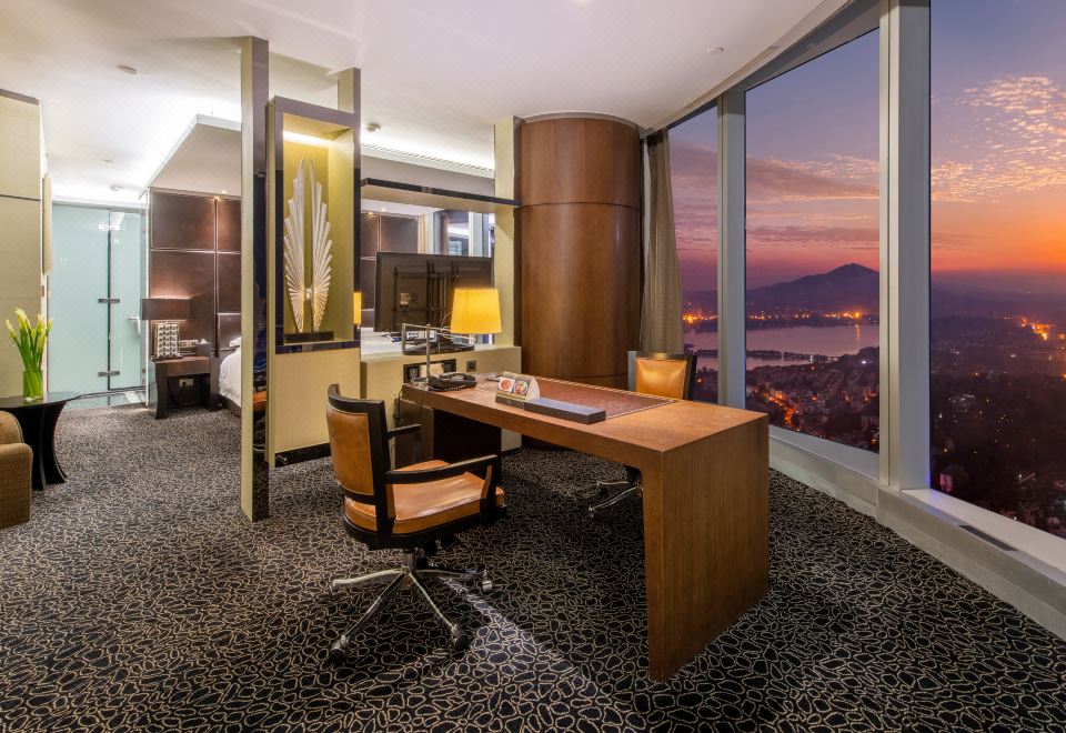 InterContinental NanjingExecutive Deluxe Lake-view Suite