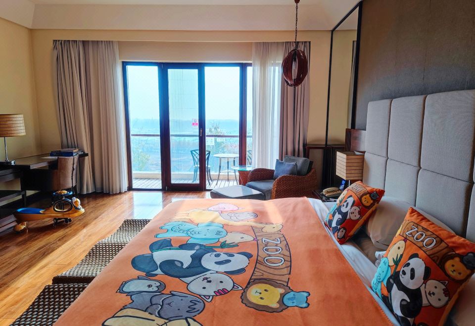 森林亲子大床房（落地窗+阳台+浴缸+扭扭车+滑梯）