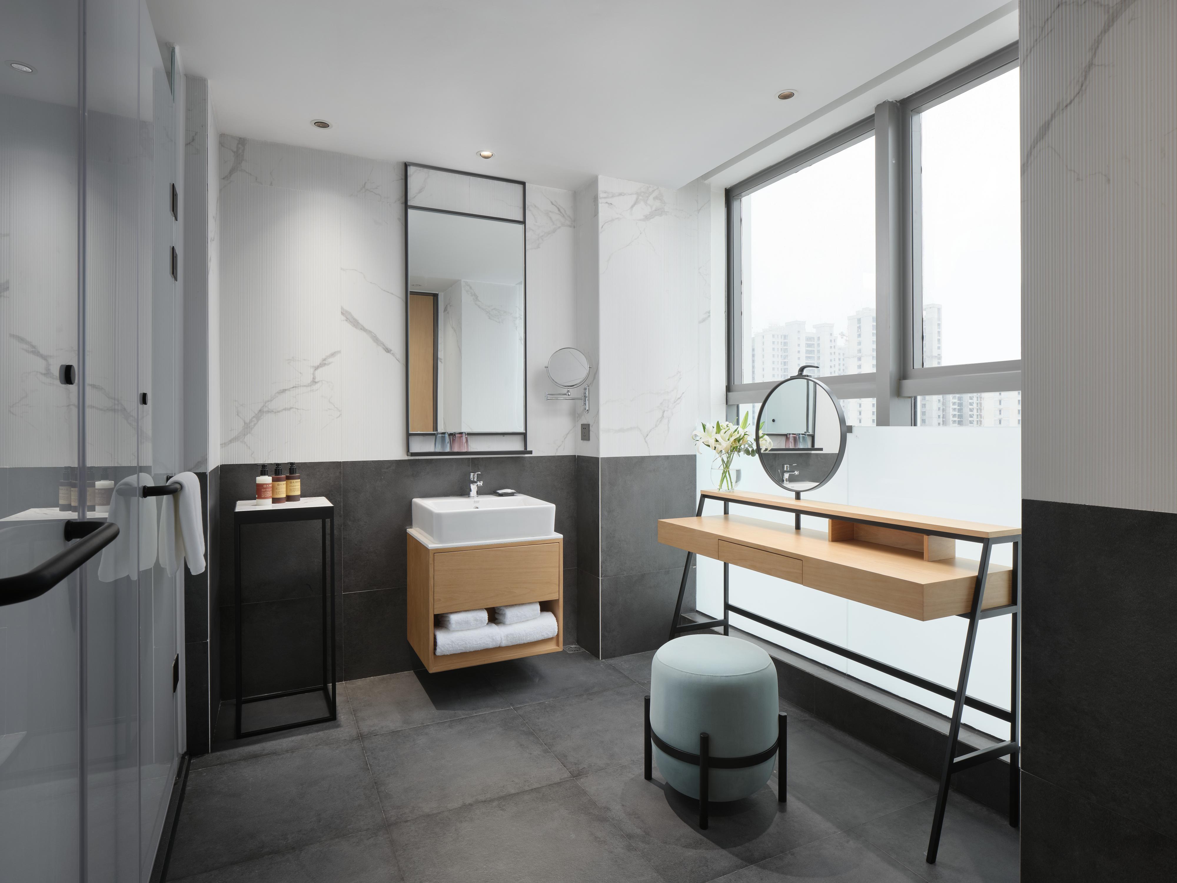 豪华湖景大床房