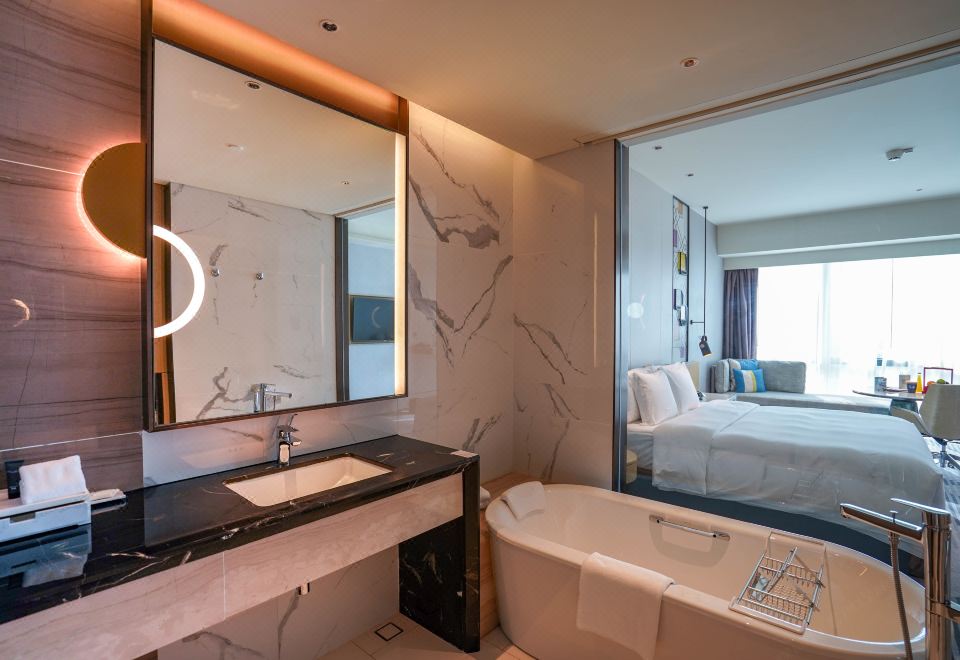 高級湖景大床房