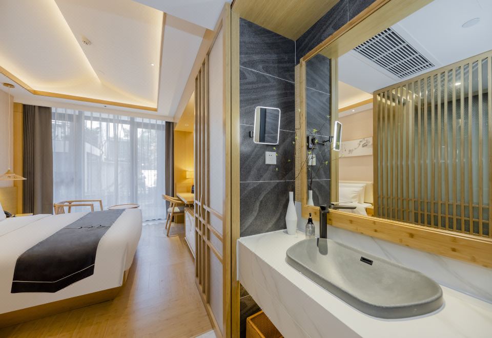 Jianguo HIDDEN Hotel (Nanjing Sun Yat-sen's Mausoleum Area Wutong Avenue)Guestroom - With View