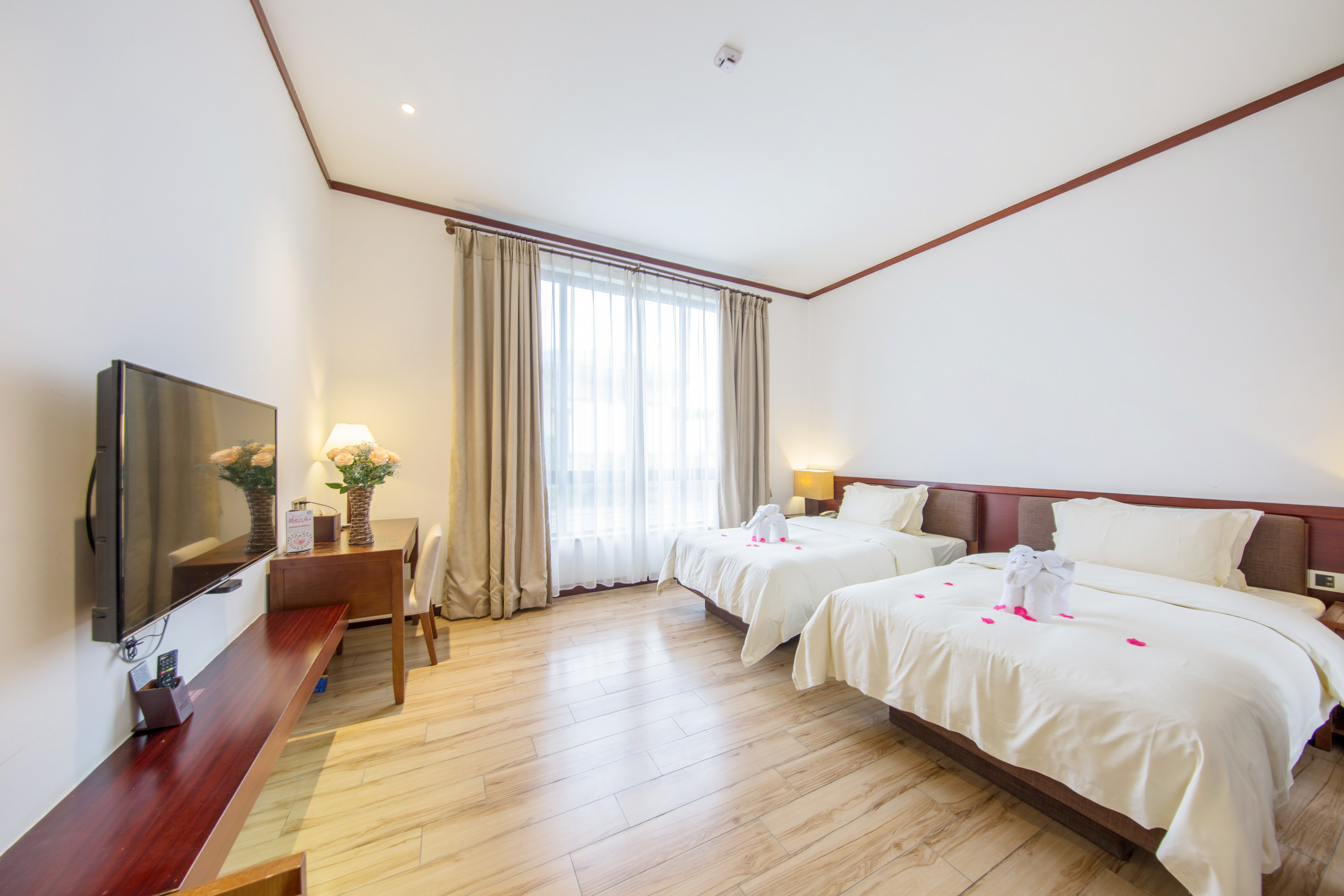 Baodun Lake Hushan Hot Spring ResortVenice Hot Spring Villa - 3-Room, Near Water (Slide)