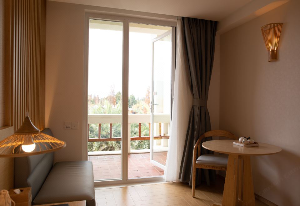 Jianguo HIDDEN Hotel (Kunming Dianchi Haigeng Park)Yonghuangguzhu Grand Bedroom (Viewing Balcony)