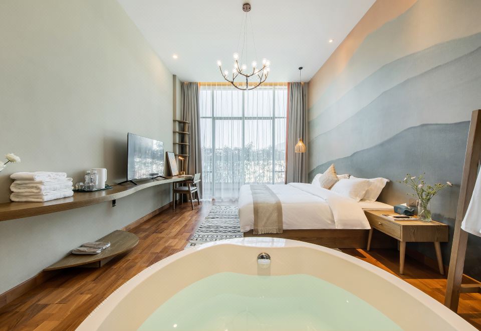 Guestroom - Courtyard-View (Double Bed) (Bathtub)