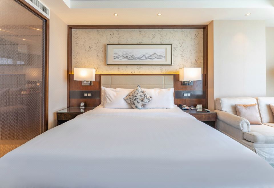 Business Lake View Double Bed Room (High Floor Unobstructed Lake View)