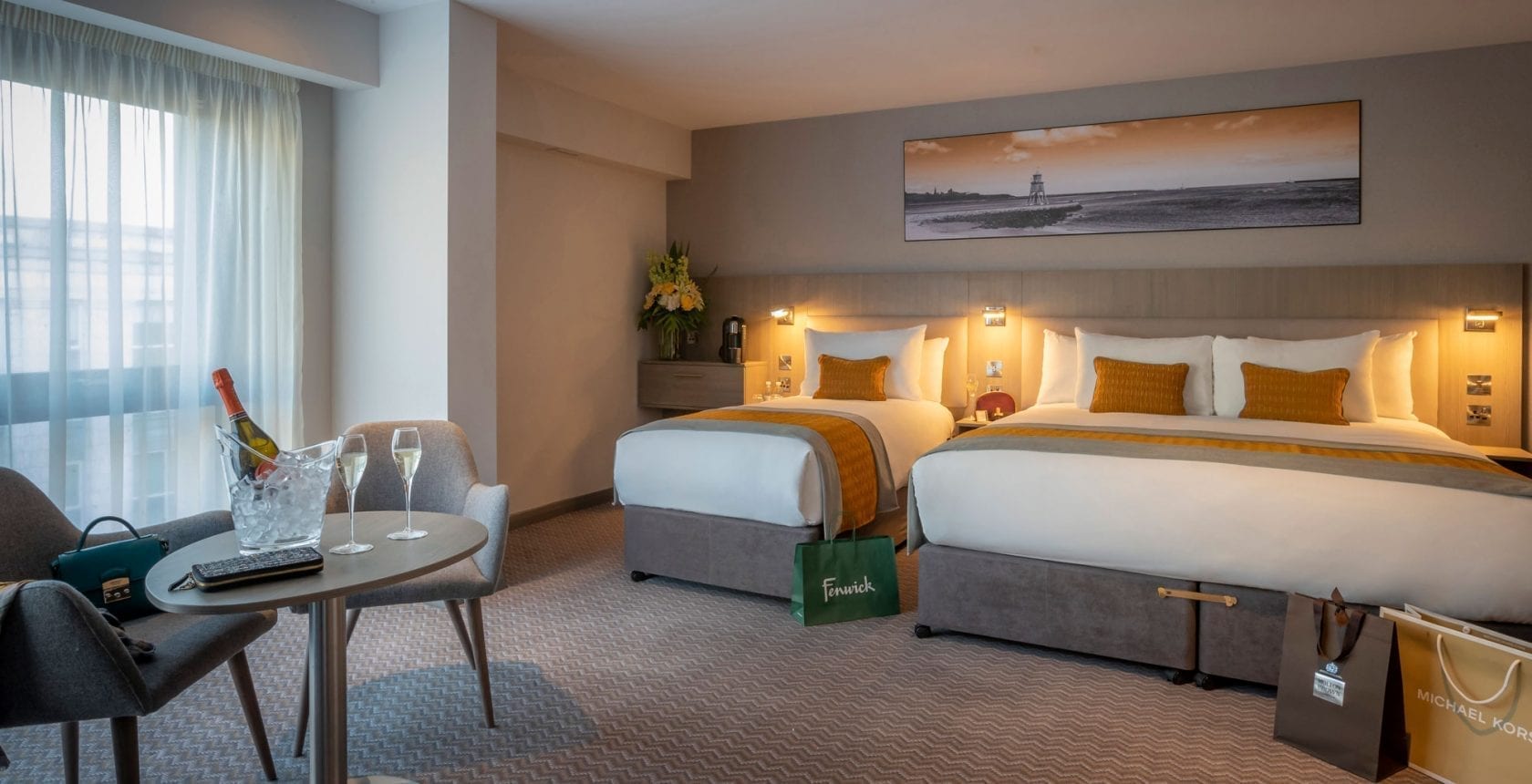 行政特大床和单人床房