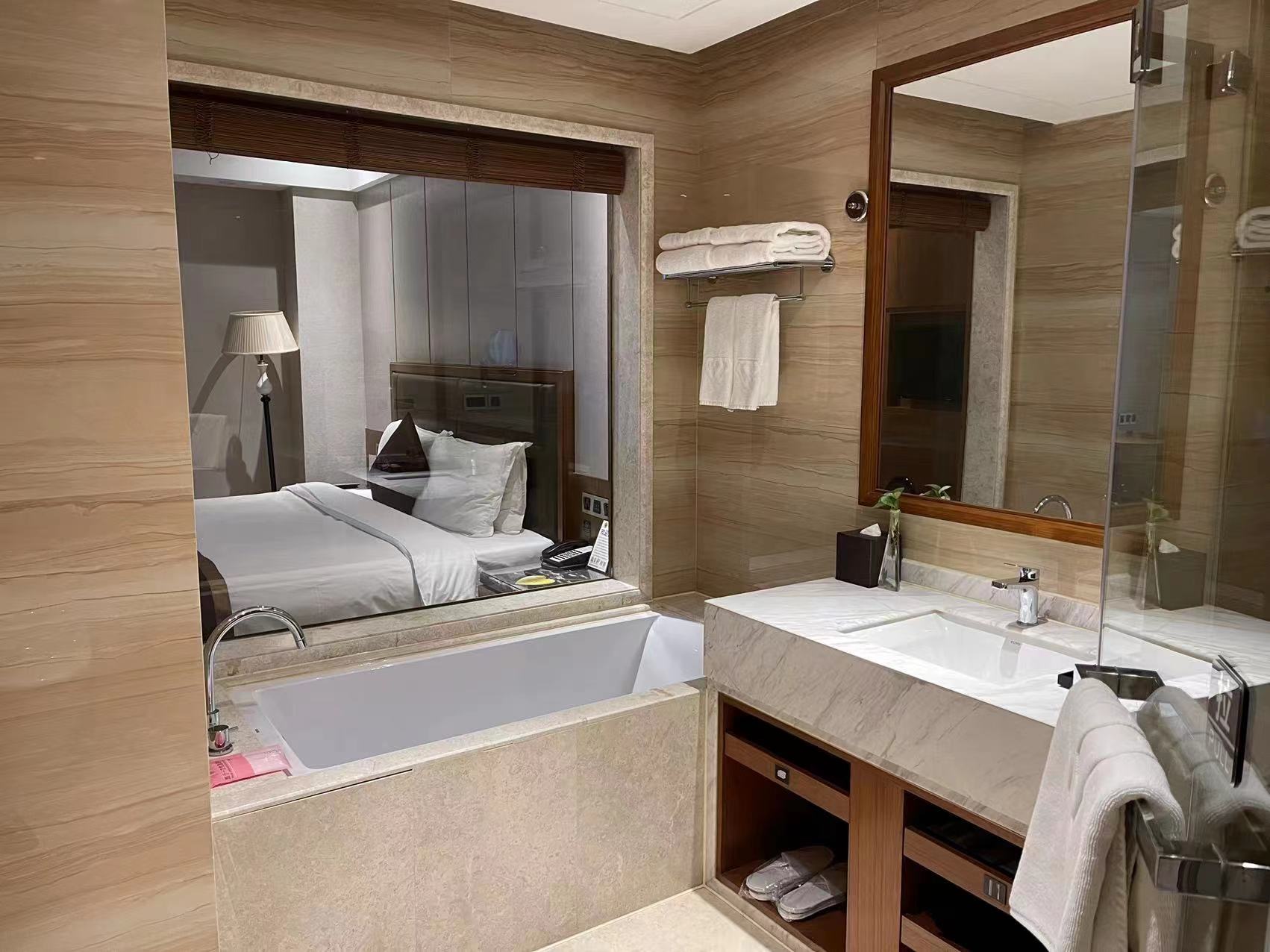 高级大床房（浴缸+智能马桶）