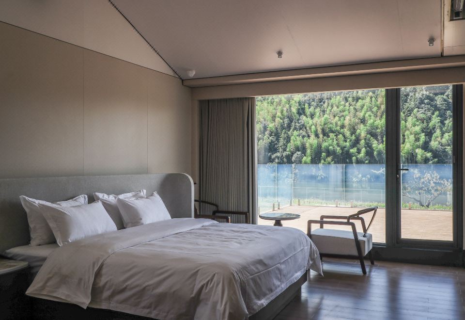 轻奢江景大床房B