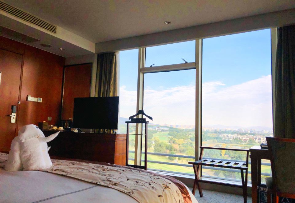 高爾夫湖景大床房A