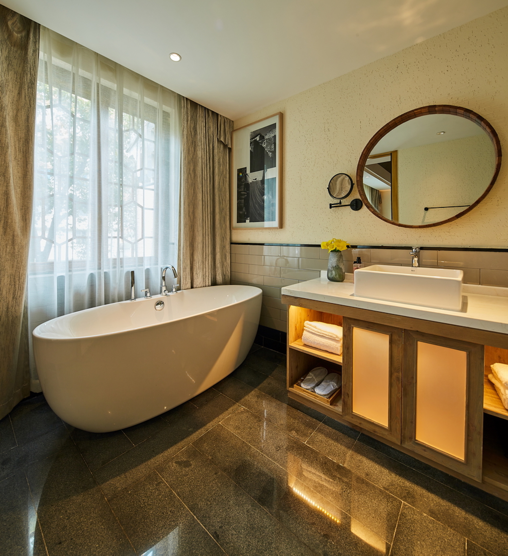 Yiman Hotel (Suzhou Guanqianjie Pingjiang Road Scenic Area)临河豪华大床房（智能声控+小冰箱+乐家泡澡大浴缸）