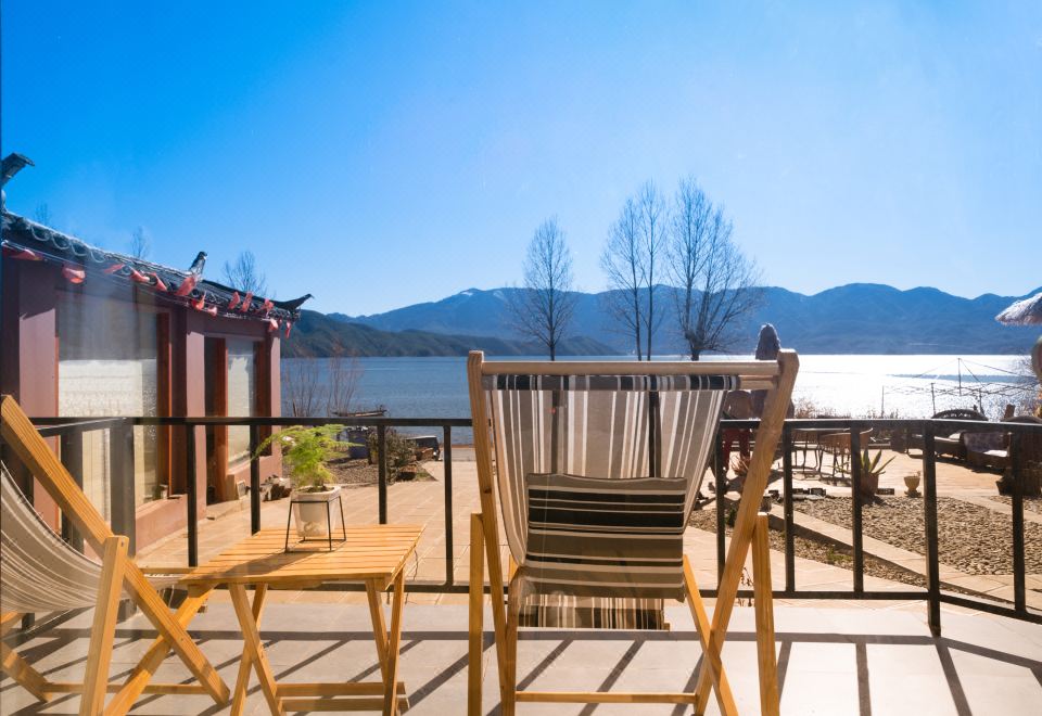 Lake Gaze I Elegant Lake-View Double Bed Room