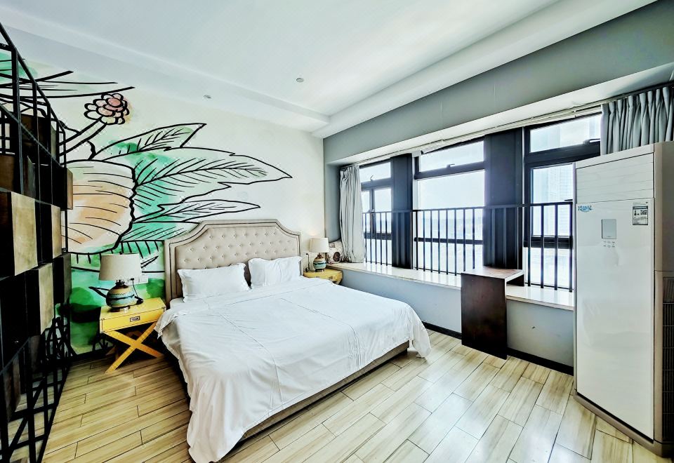 公馆大床客房-洗衣机+商务办公桌+高速吹风机