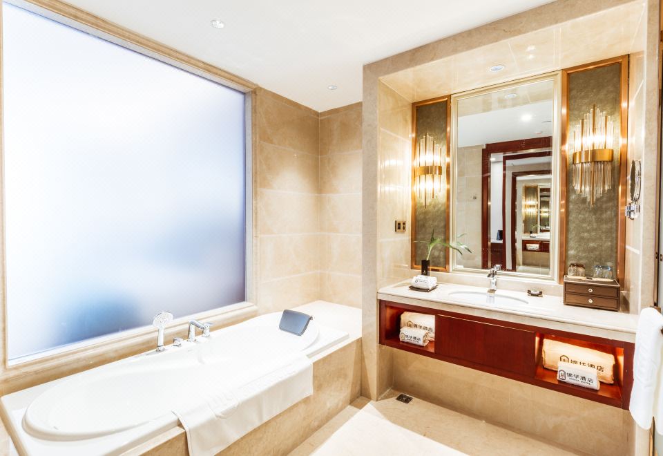 豪华大床房（全景落地窗+舒适沙发+独立浴缸）