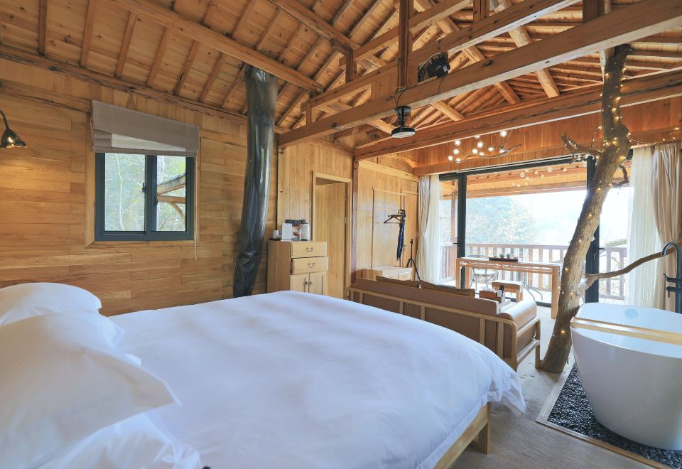 Qiandaohu Xinbo Holiday HotelWild Stay Tree House Double Bed Room