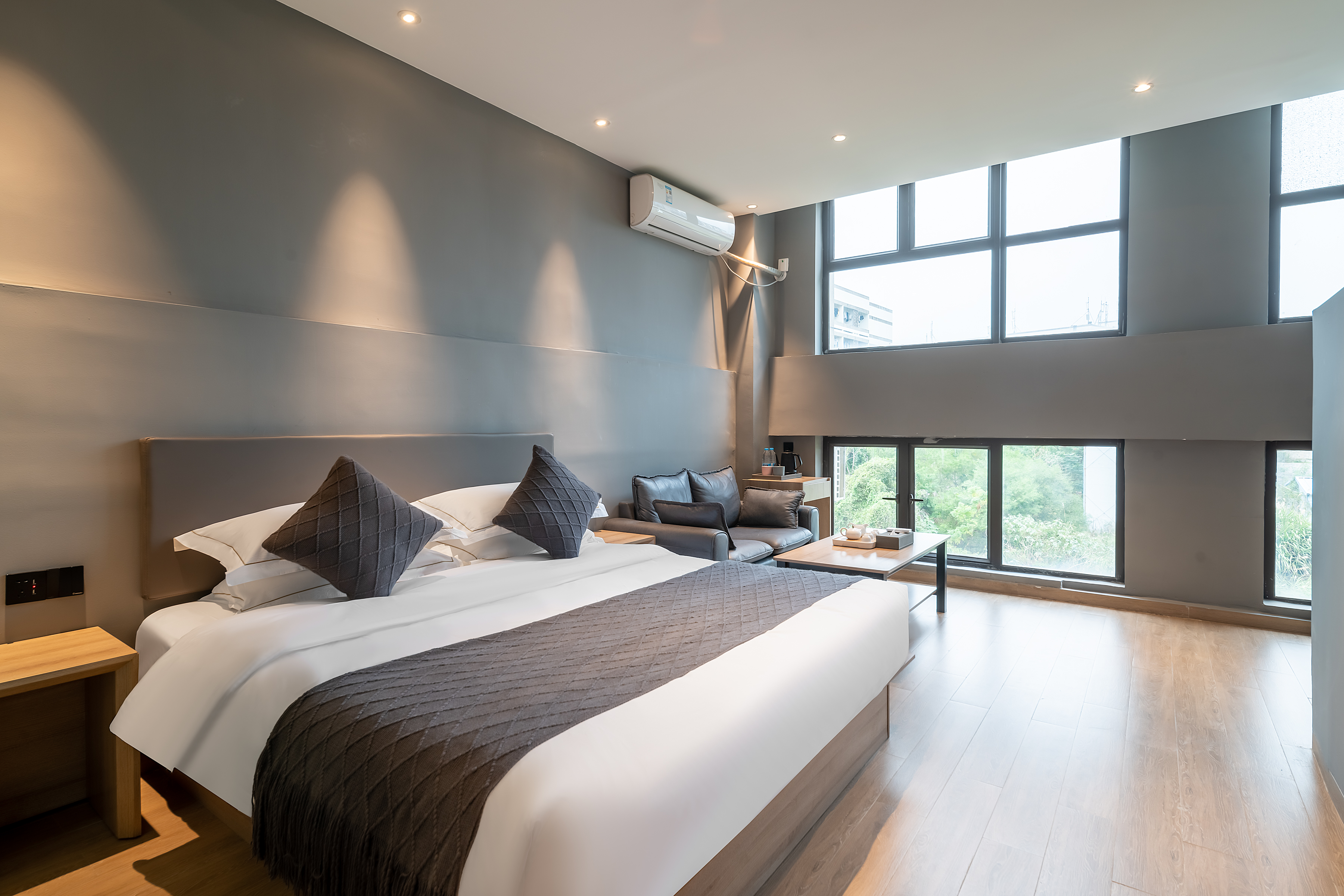 电竞大床房-[2台电脑+RTX3060显卡+i5-10700F处理器+16G内存+2K曲面屏+机械键鼠]+沙发茶几