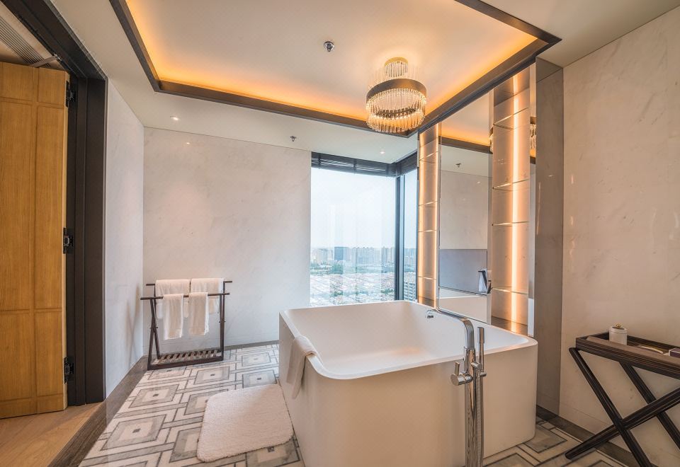 丽思套房I270度全景落地窗远眺秦岭