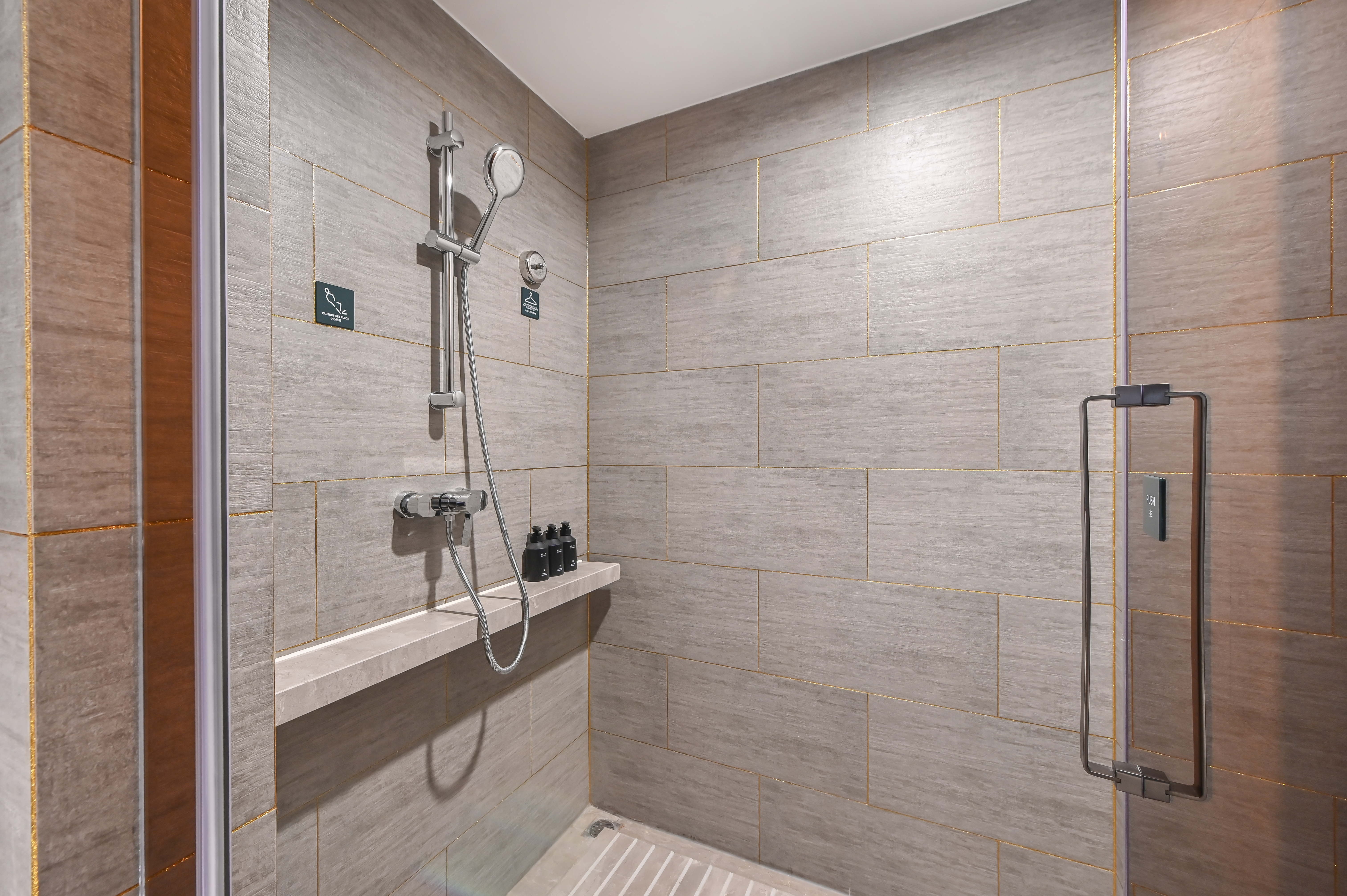 行政大床房（普兰特床垫+裸棉床品+亚朵记忆枕+手机投屏）