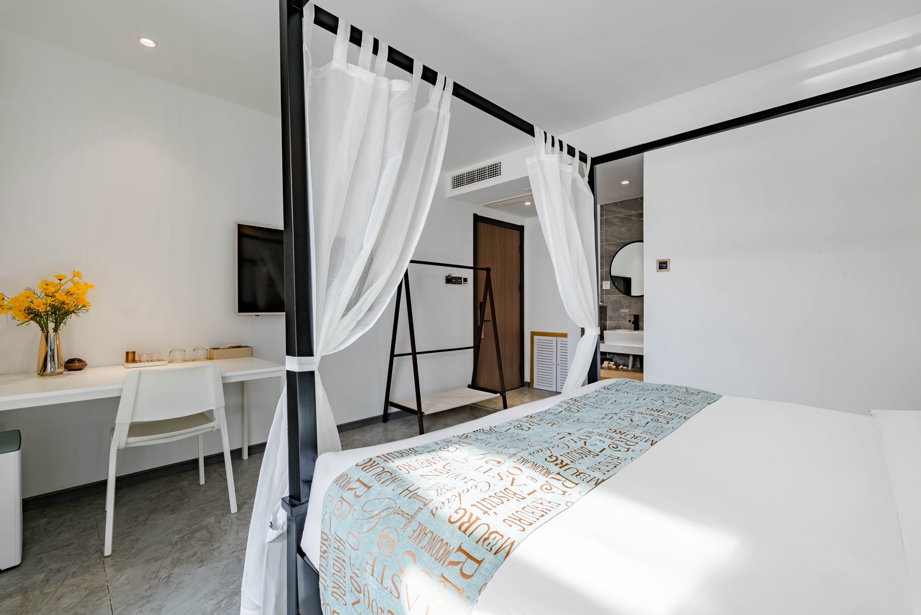 静居大床房（全景落地+园林景观+轻纱帷幔）