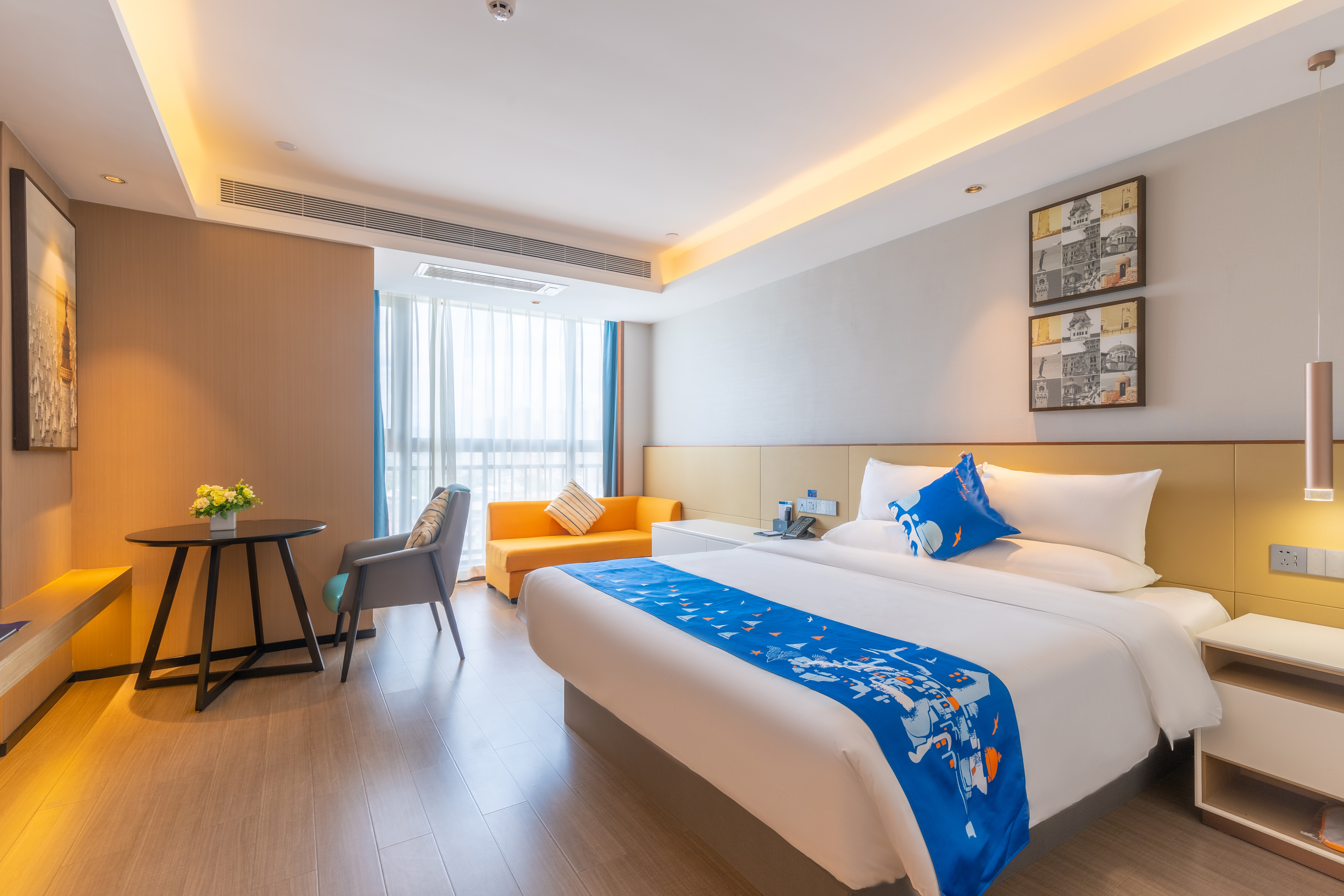 高级大床房（电视投屏+办公桌椅+婚房布置）