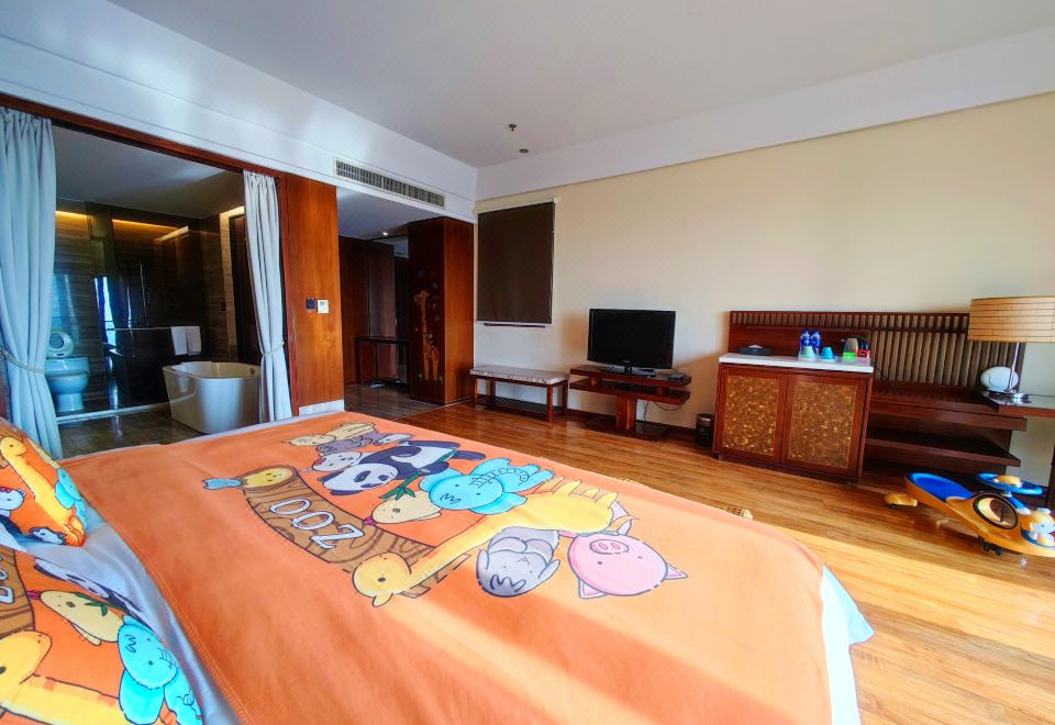 森林亲子大床房（落地窗+阳台+浴缸+扭扭车+滑梯）