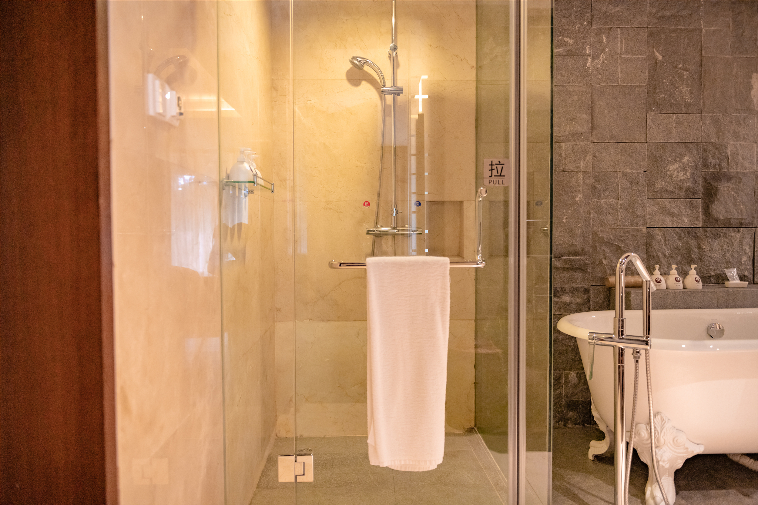 别墅豪华泡池家庭套房（一室一厅+2个榻榻米）