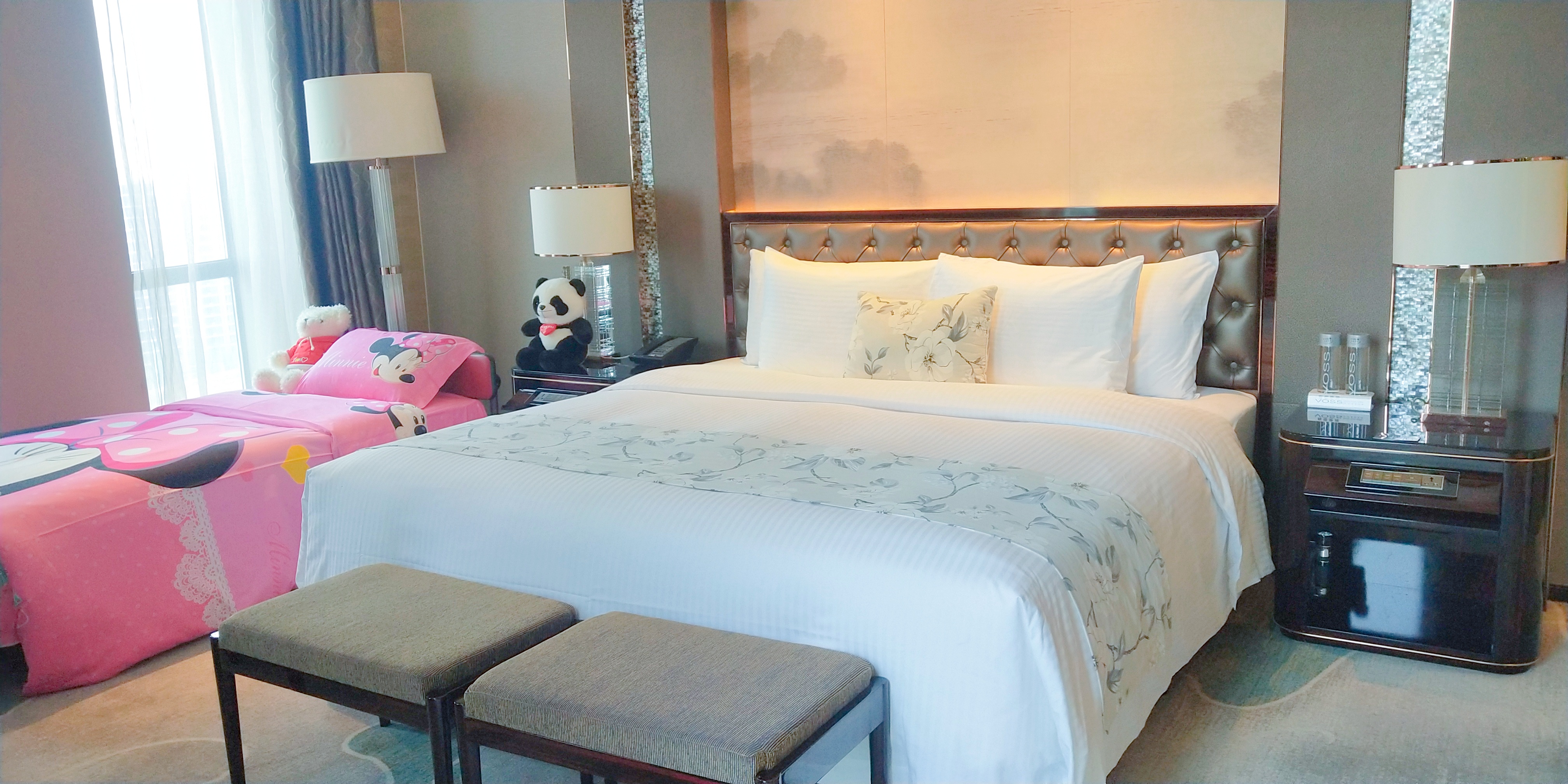 家庭亲子套房+宽敞客厅+卡通床品+小童用品