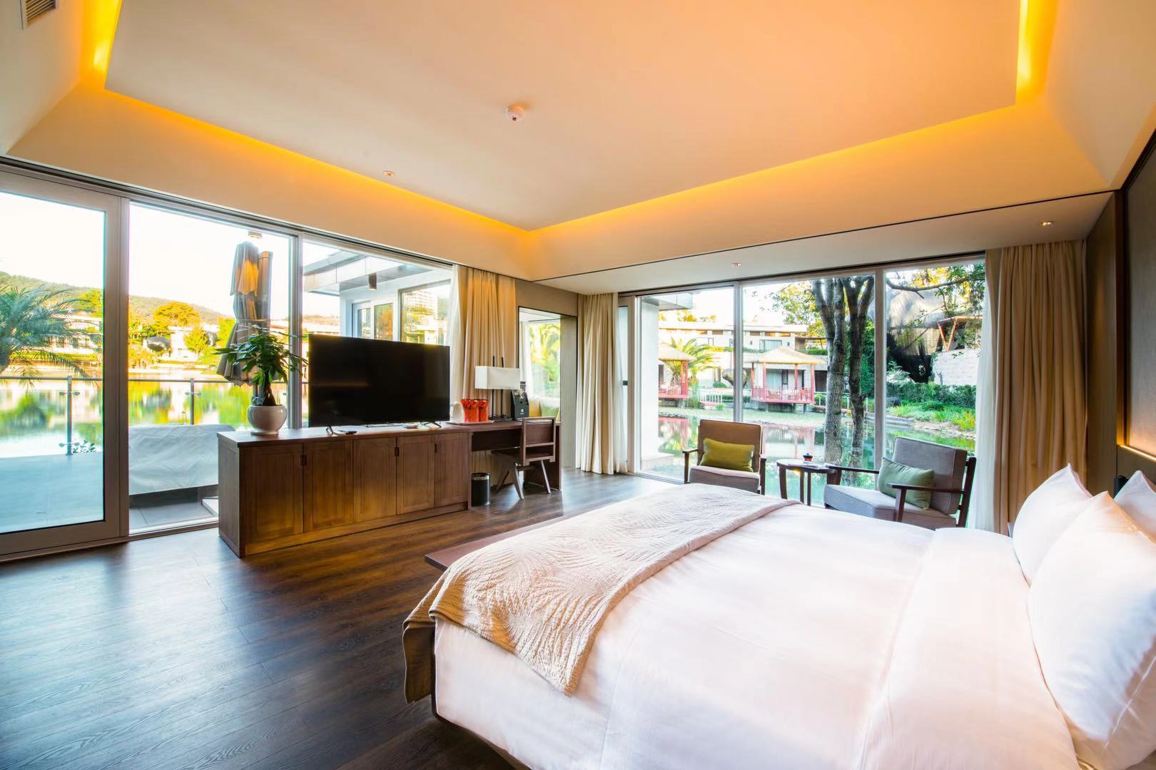 湖畔豪华套房（一室一厅+超大浴缸+观景露台）